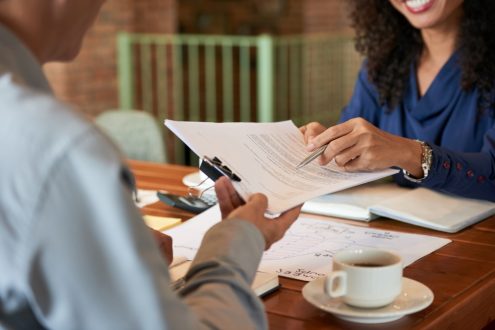 family-lawyer-free-consultation Consultation with a divorce lawyer regarding child support services.